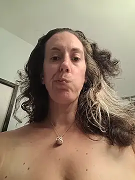 Snapshot of BonfireBonnie chatting on July 7, 1:37 pm BonfireBonnie online show from July 7, 1:37 pm