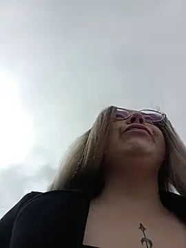 madelaine- online show from April 20, 7:15 pm