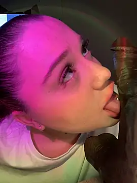 Snapshot of DaisyBooom chatting on February 23, 7:17 pm DaisyBooom online show from February 23, 7:17 pm