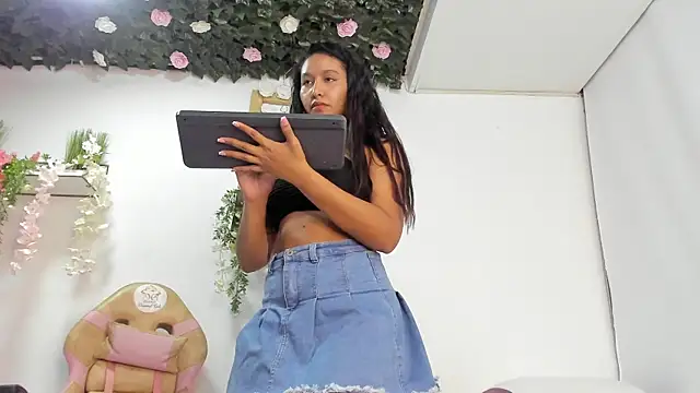 Snapshot of cute_mia23 chatting on December 3, 9:33 am cute mia23 online show from December 3, 9:33 am