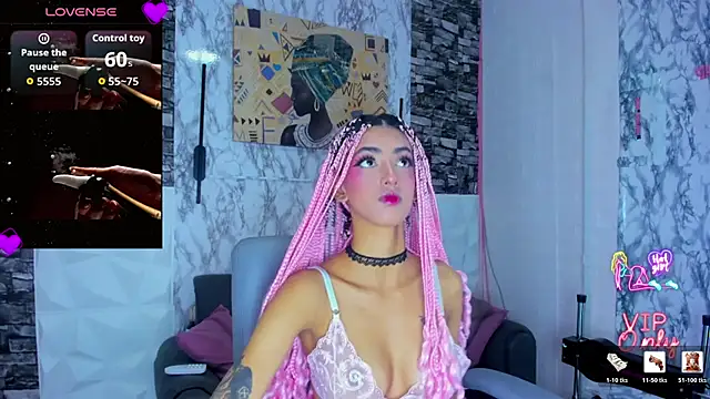 Snapshot of Queen_Cuarxxo chatting on April 24, 11:51 pm Queen Cuarxxo online show from April 24, 11:51 pm