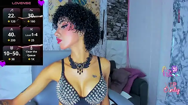 Snapshot of Queen_Cuarxxo chatting on June 3, 9:09 pm Queen Cuarxxo online show from June 3, 9:09 pm