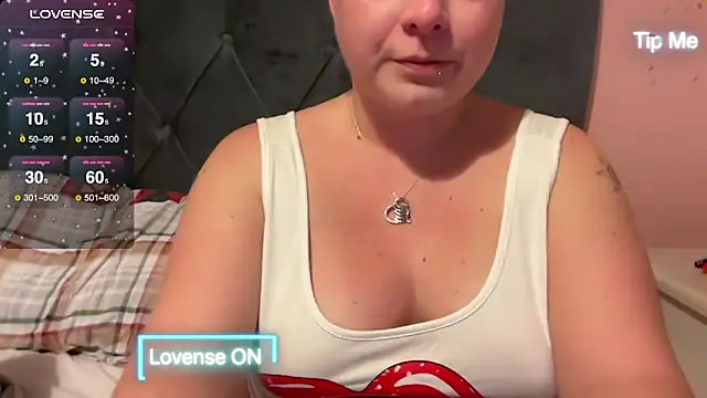 NaughtyWifeUK online show from December 3, 9:34 pm