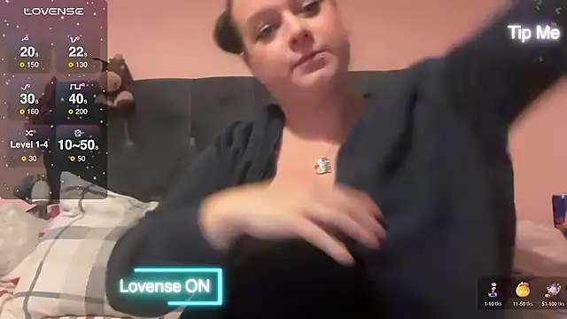 NaughtyWifeUK online show from December 13, 6:49 pm