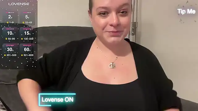 NaughtyWifeUK online show from December 17, 10:22 pm