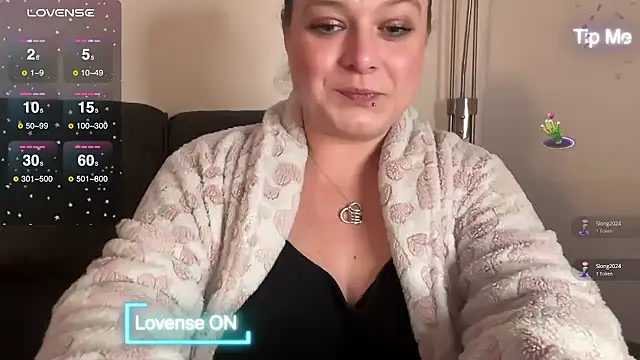 NaughtyWifeUK online show from December 19, 10:53 pm