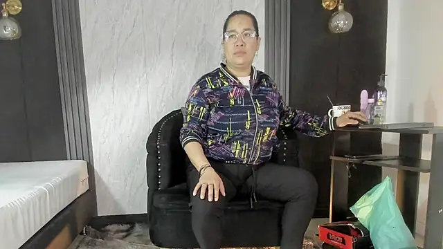 alondrabigtits online show from November 15, 11:51 am