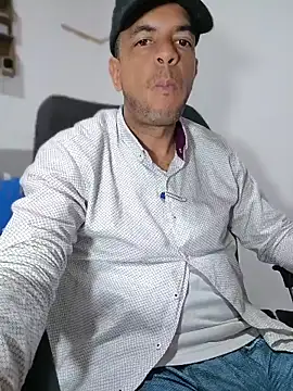 Snapshot of latinmartin73 chatting on April 29, 1:43 am latinmartin73 online show from April 29, 1:43 am