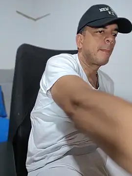Snapshot of latinmartin73 chatting on April 30, 12:39 am latinmartin73 online show from April 30, 12:39 am