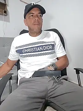 Snapshot of latinmartin73 chatting on May 4, 1:34 am latinmartin73 online show from May 4, 1:34 am