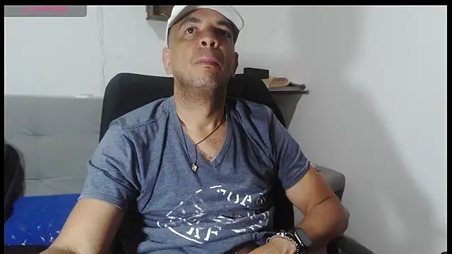 Snapshot of latinmartin73 chatting on May 18, 5:46 am latinmartin73 online show from May 18, 5:46 am