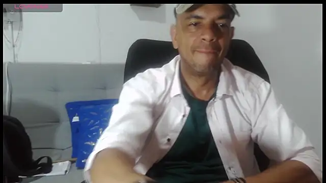 Snapshot of latinmartin73 chatting on May 20, 12:28 am latinmartin73 online show from May 20, 12:28 am