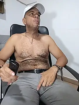 Snapshot of latinmartin73 chatting on June 4, 12:38 am latinmartin73 online show from June 4, 12:38 am