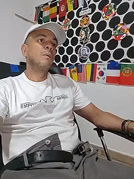 Snapshot of latinmartin73 chatting on June 27, 7:41 pm latinmartin73 online show from June 27, 7:41 pm