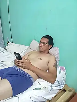 Snapshot of Andresguz35 chatting on May 1, 3:44 am Andresguz35 online show from May 1, 3:44 am