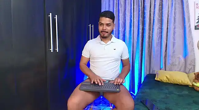 Snapshot of thiagowes chatting on December 23, 12:14 am thiagowes online show from December 23, 12:14 am
