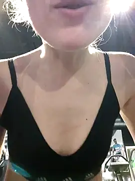 Snapshot of Loujoly_modele chatting on February 24, 3:53 pm Loujoly modele online show from February 24, 3:53 pm