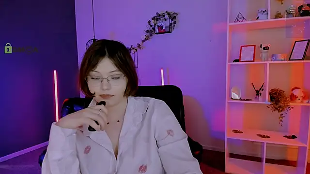 nikole kitt online show from April 22, 7:04 pm