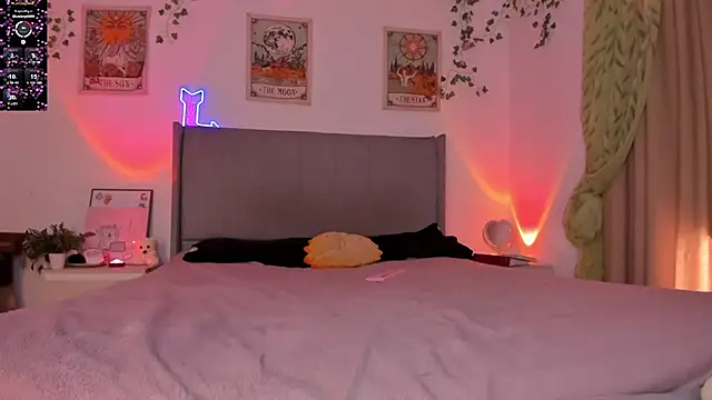 Whitekitty-exe online show from December 18, 7:09 pm