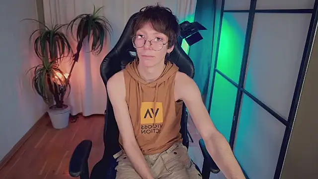 Snapshot of TommieH chatting on January 19, 11:56 am TommieH online show from January 19, 11:56 am