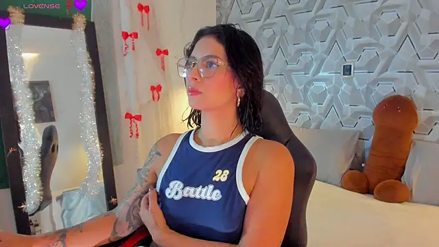 Sophiee Hill online show from April 9, 7:03 am