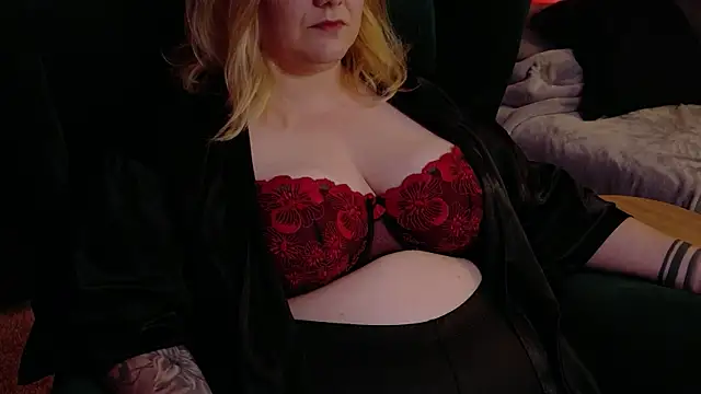 Snapshot of GoddessSade chatting on October 20, 8:42 pm GoddessSade online show from October 20, 8:42 pm