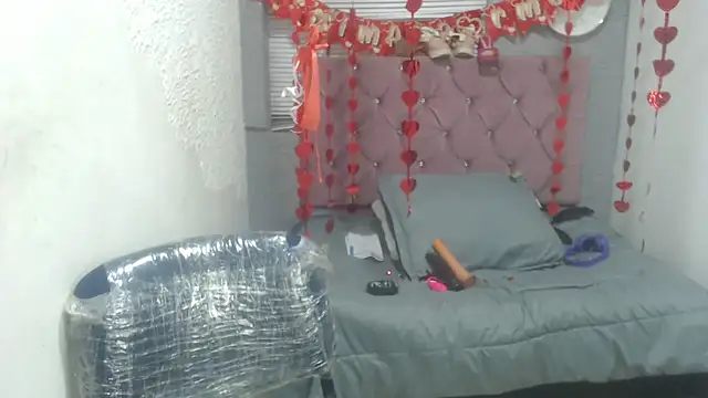 Snapshot of vainillaplaypussy chatting on February 19, 12:11 pm vainillaplaypussy online show from February 19, 12:11 pm