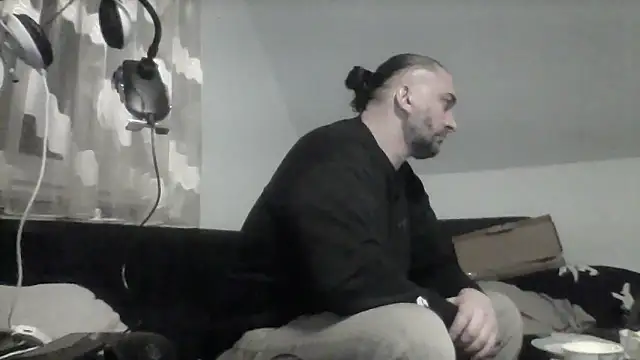 Snapshot of NewyorkDimi chatting on April 6, 2:42 am NewyorkDimi online show from April 6, 2:42 am