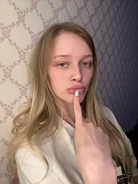 Evvie Summn1 online show from April 24, 3:36 pm