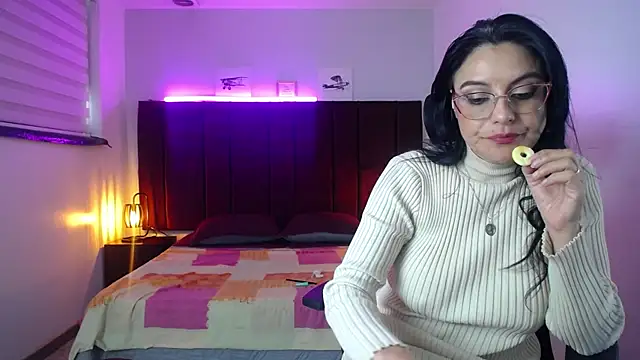 Snapshot of Zuzana21 chatting on December 17, 3:49 pm Zuzana21 online show from December 17, 3:49 pm