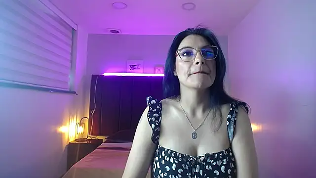 Snapshot of Zuzana21 chatting on December 21, 12:27 pm Zuzana21 online show from December 21, 12:27 pm