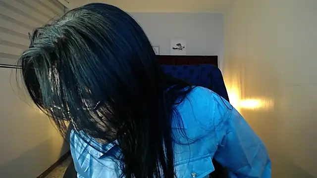 Snapshot of Zuzana21 chatting on February 12, 12:44 pm Zuzana21 online show from February 12, 12:44 pm