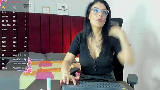 Snapshot of Zuzana21 chatting on March 21, 4:07 pm Zuzana21 online show from March 21, 4:07 pm