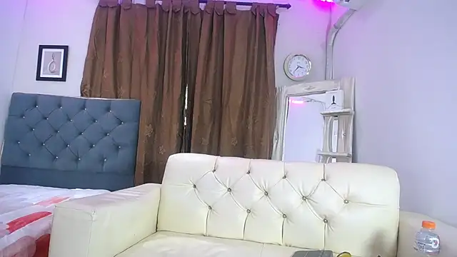 Snapshot of Isis_queen1 chatting on February 9, 9:49 pm Isis queen1 online show from February 9, 9:49 pm