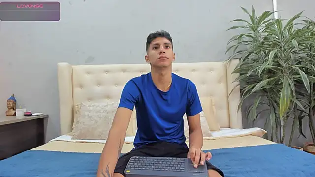 Snapshot of kieran_derek chatting on September 29, 3:11 am kieran derek online show from September 29, 3:11 am