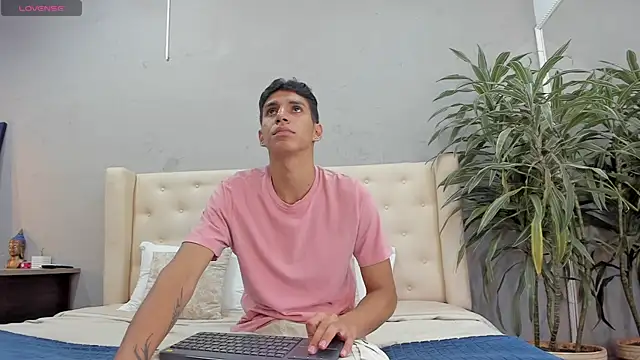 Snapshot of kieran_derek chatting on October 16, 3:29 am kieran derek online show from October 16, 3:29 am