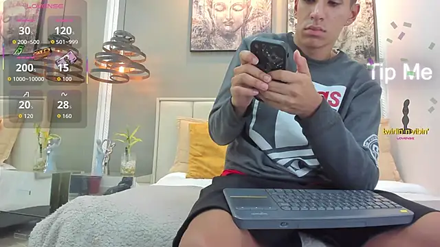 Snapshot of kieran_derek chatting on November 18, 3:34 am kieran derek online show from November 18, 3:34 am