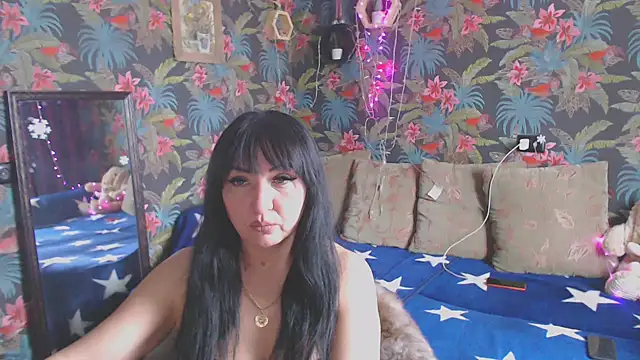 Snapshot of SusanLaNice chatting on February 4, 8:13 am SusanLaNice online show from February 4, 8:13 am