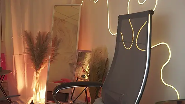 EllieCutes online show from October 31, 11:55 am