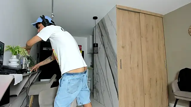 Huge latin cock online show from February 8, 9:04 pm