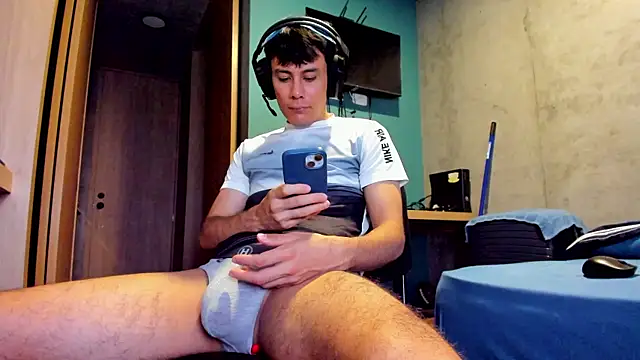 Snapshot of Huge_latin_cock chatting on June 24, 11:04 pm Huge latin cock online show from June 24, 11:04 pm