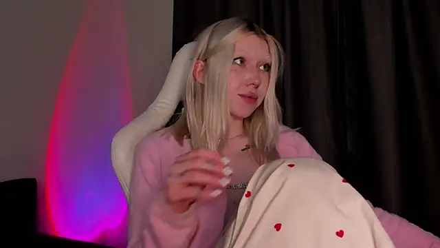 Snapshot of takeyourmolly chatting on December 14, 4:31 pm takeyourmolly online show from December 14, 4:31 pm