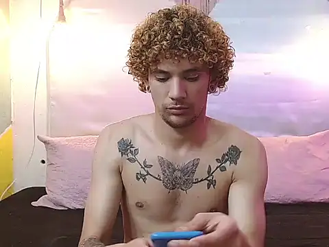 Snapshot of tylor_boy chatting on December 1, 4:17 am tylor boy online show from December 1, 4:17 am