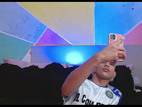 Snapshot of tylor_boy chatting on February 22, 2:45 am tylor boy online show from February 22, 2:45 am