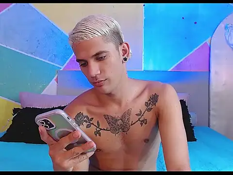 Snapshot of tylor_boy chatting on March 6, 10:06 pm tylor boy online show from March 6, 10:06 pm