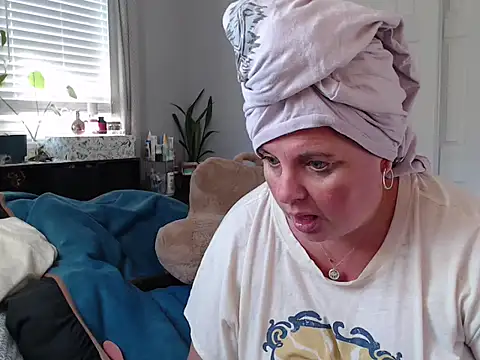 LauLauPAWG online show from November 6, 9:15 pm