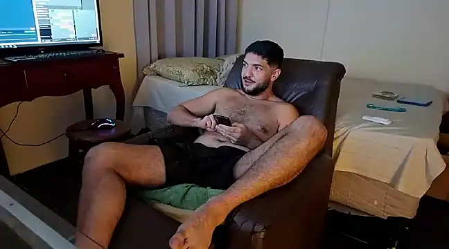 Snapshot of LUH133 chatting on December 18, 12:32 am LUH133 online show from December 18, 12:32 am