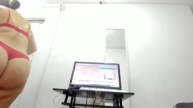 Snapshot of Dalia_20 chatting on December 3, 12:18 am Dalia 20 online show from December 3, 12:18 am