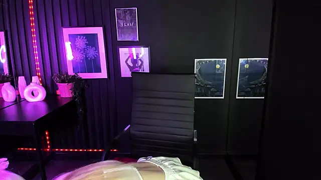 Snapshot of EmilyAir chatting on March 15, 2:56 am EmilyAir online show from March 15, 2:56 am