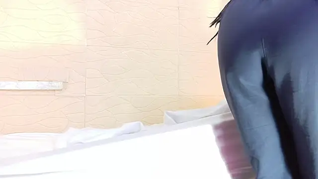 Chocolatte bar online show from January 31, 1:23 pm